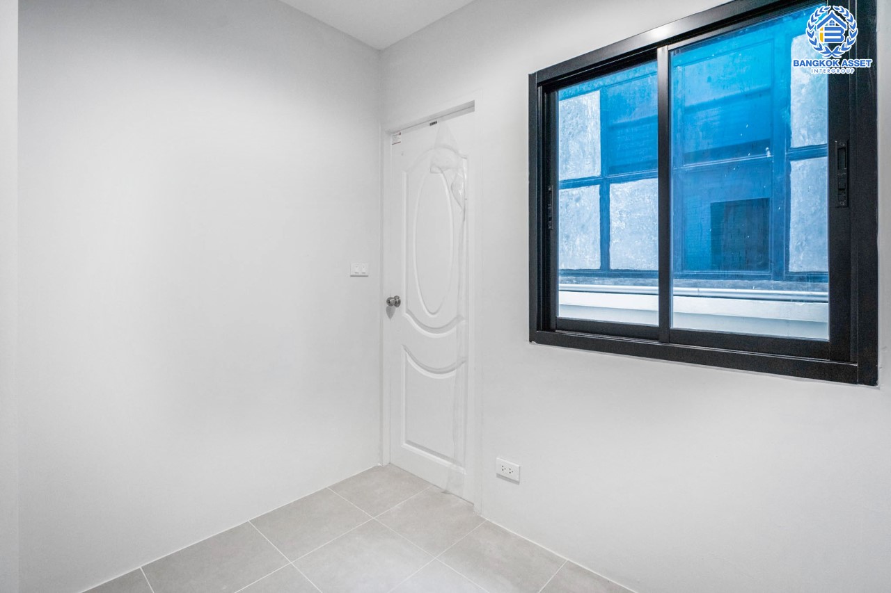 บ้านมือสองตกแต่งใหม่ ม.ศุภาลัย ออร์คิดปาร์ค2 ปิ่นเกล้า-ใกล้ถ.กาญจนาภิเษก หลังมุม ดีไซน์หรูหรา เนื้อที่ 58.9 ตร.ว. ฟังก์ชัน 3 ห้องนอน 4 ห้องน้ำ 1 ห้องแม่บ้าน จอดรถได้ 2 คัน บนทำเลเดินทางสะดวก เชื่อมต่อหลายเส้นทาง และเดอะมอลล์บางแค ทางด่วน "กาญจนาภิเษก" และรถไฟฟ้า "สถานีภาษีเจริญ"